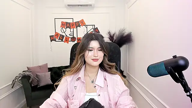 AnneTLi online show from October 2025 08:42:01 PM