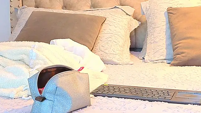 Snapshot of KeryHillson chatting on November 2025 12:13:01 PM KeryHillson online show from November 2025 12:13:01 PM