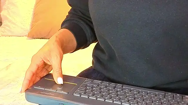 Snapshot of KeryHillson chatting on November 2025 12:06:01 PM KeryHillson online show from November 2025 12:06:01 PM