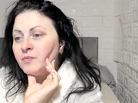 Snapshot of Lillian2 chatting on February 2025 12:33:01 PM Lillian2 online show from February 2025 12:33:01 PM