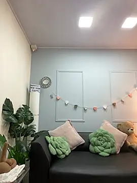 Nicollemays online show from February 2025 12:05:02 PM