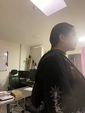 Nicollemays online show from February 2025 12:05:02 PM