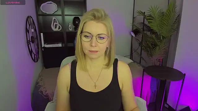 Annie Light online show from March 2025 11:44:02 AM