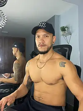 ARON TAYLER01 online show from February 2025 01:11:02 PM