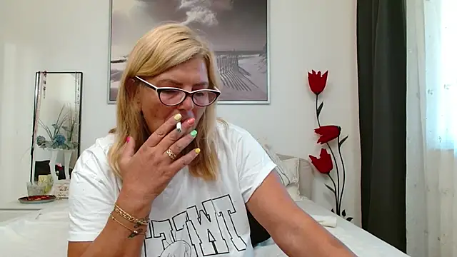 YulliaMilf online show from September 2025 06:37:01 AM