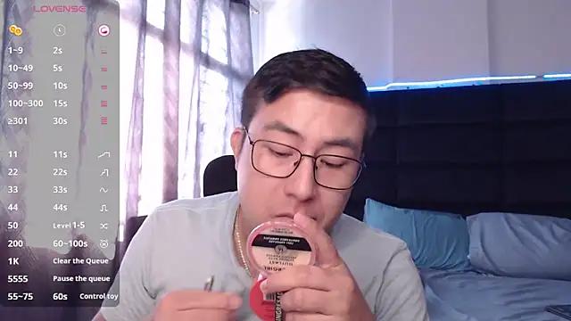 andrewmhilton  online show from October 2025 06:54:02 PM