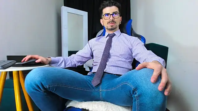 LiamCossio  online show from January 2025 10:51:01 PM