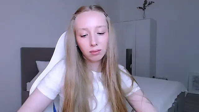 Luna insniity online show from November 2025 08:18:02 PM