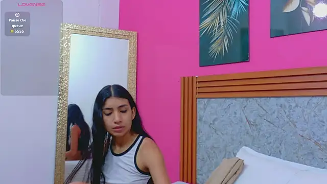 littlee emilyy  online show from April 2026 01:07:01 PM