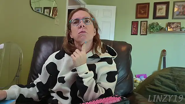 Linzy 19 online show from November 2025 04:40:02 PM