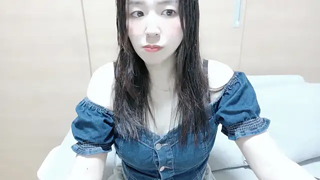 Snapshot of Arisa__ chatting on June 2026 11:23:01 AM Arisa online show from June 2026 11:23:01 AM
