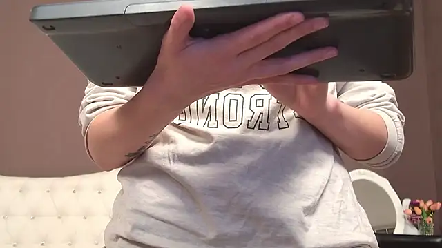 KylieLipa online show from February 2025 07:25:02 PM