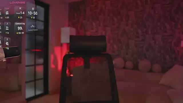 HannahW  online show from September 2025 12:07:01 PM