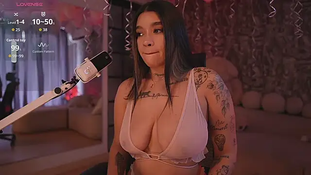 HannahW  online show from October 2025 08:29:02 PM