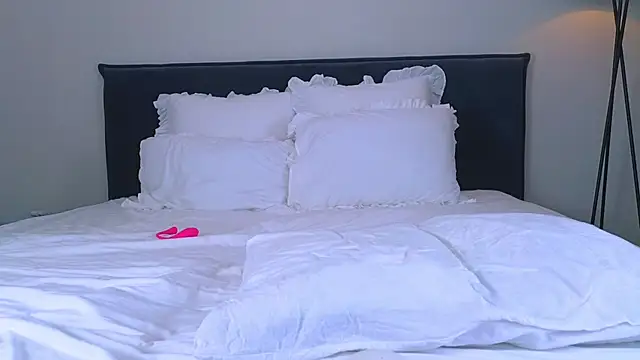 Snapshot of NicoleMarani chatting on October 2025 04:43:02 AM NicoleMarani online show from October 2025 04:43:02 AM