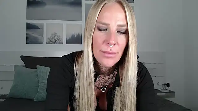 Snapshot of Lara-CumKitten chatting on December 2024 02:02:01 PM Lara-CumKitten online show from December 2024 02:02:01 PM