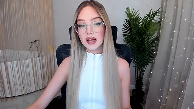 Snapshot of FloweryLove_1 chatting on January 2025 07:34:02 PM FloweryLove 1 online show from January 2025 07:34:02 PM