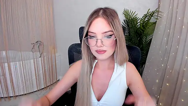 Snapshot of FloweryLove_1 chatting on January 2025 10:37:01 PM FloweryLove 1 online show from January 2025 10:37:01 PM