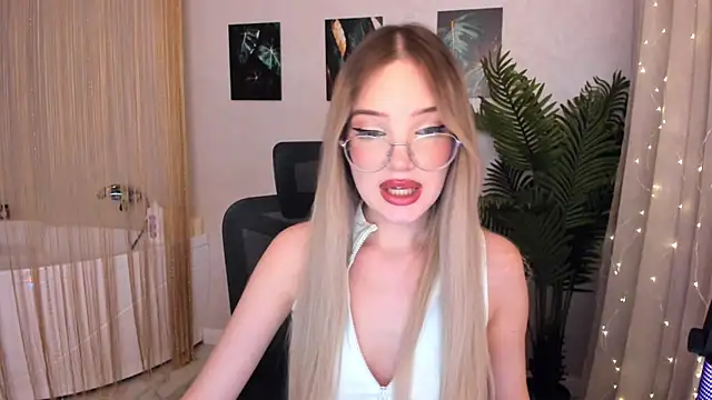 Snapshot of FloweryLove_1 chatting on February 2025 11:40:02 AM FloweryLove 1 online show from February 2025 11:40:02 AM