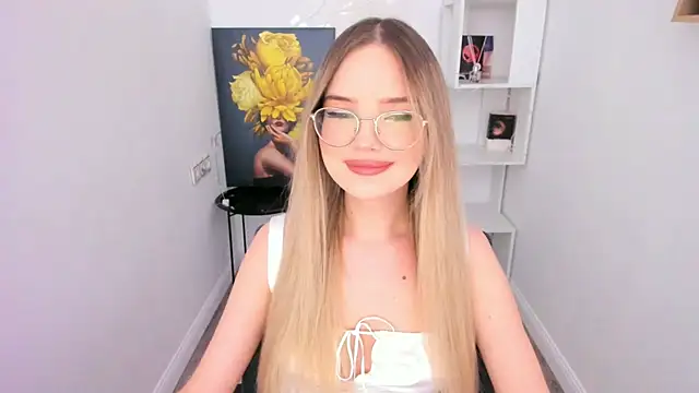 Snapshot of FloweryLove_1 chatting on February 2025 02:43:01 PM FloweryLove 1 online show from February 2025 02:43:01 PM