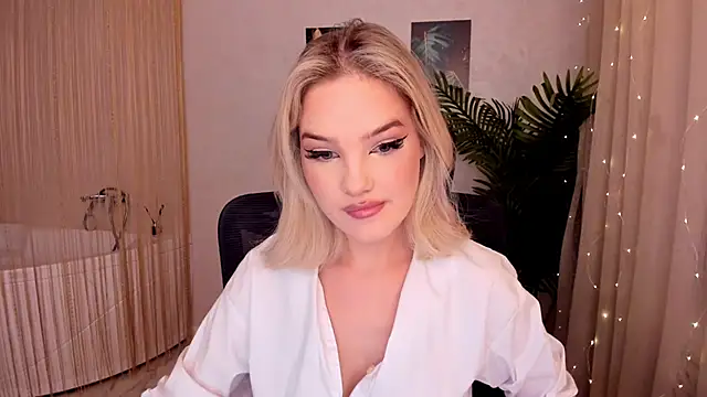 Snapshot of FloweryLove_1 chatting on February 2025 01:38:01 AM FloweryLove 1 online show from February 2025 01:38:01 AM