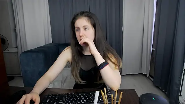 Snapshot of Holliy_Cooper chatting on June 2026 08:05:02 AM Holliy Cooper online show from June 2026 08:05:02 AM