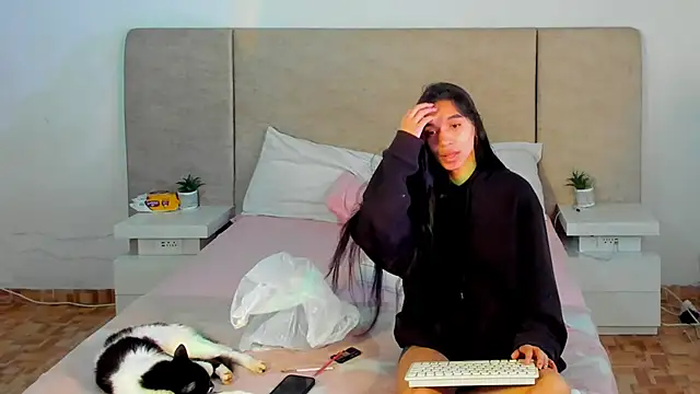 katt pelaez online show from October 2025 06:17:02 PM