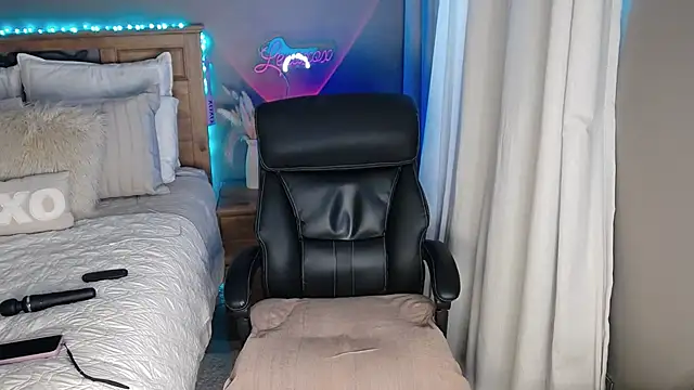 Lenaxox online show from September 2025 03:11:01 PM