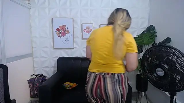 Valentinaa mature online show from March 2025 08:05:01 PM