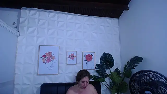 Valentinaa mature online show from September 2025 12:55:01 AM