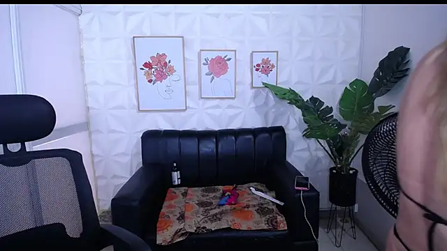 Snapshot of Valentinaa_mature chatting on January 2026 07:18:01 PM Valentinaa mature online show from January 2026 07:18:01 PM