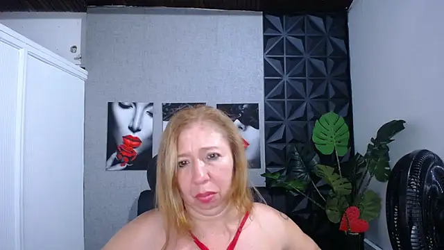 Snapshot of Valentinaa_mature chatting on June 2026 12:38:01 AM Valentinaa mature online show from June 2026 12:38:01 AM