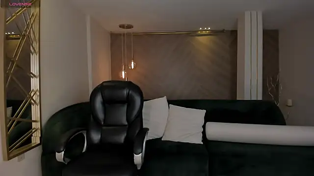 LizzHamilton   online show from October 2025 09:49:02 PM