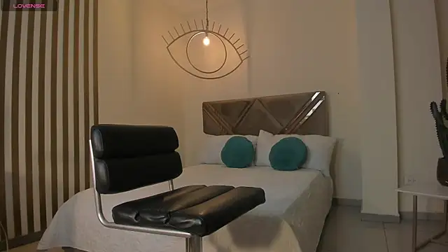 LizzHamilton   online show from October 2025 10:32:02 PM