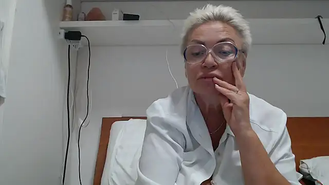Snapshot of LindaL chatting on June 2026 11:00:01 AM LindaL online show from June 2026 11:00:01 AM