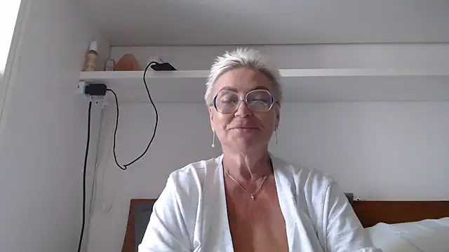 Snapshot of LindaL chatting on July 2026 10:39:01 AM LindaL online show from July 2026 10:39:01 AM